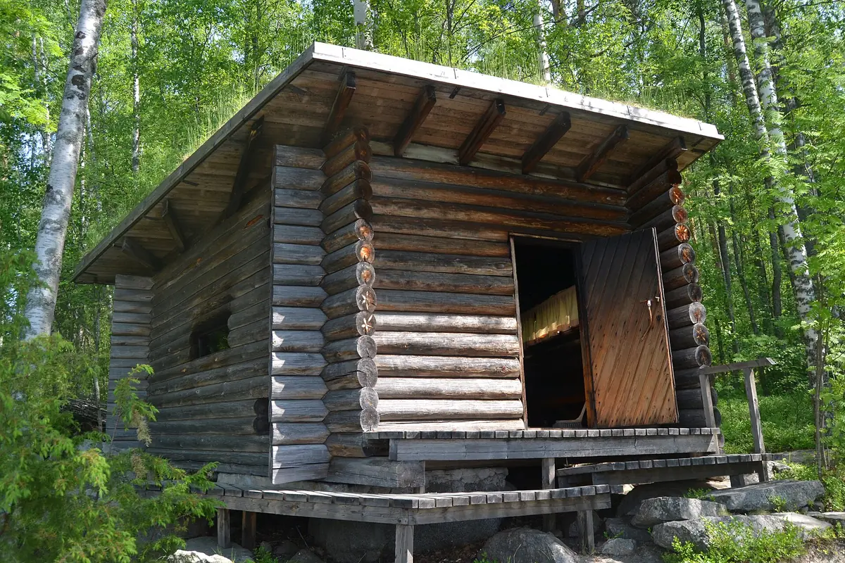 Сруб у воды