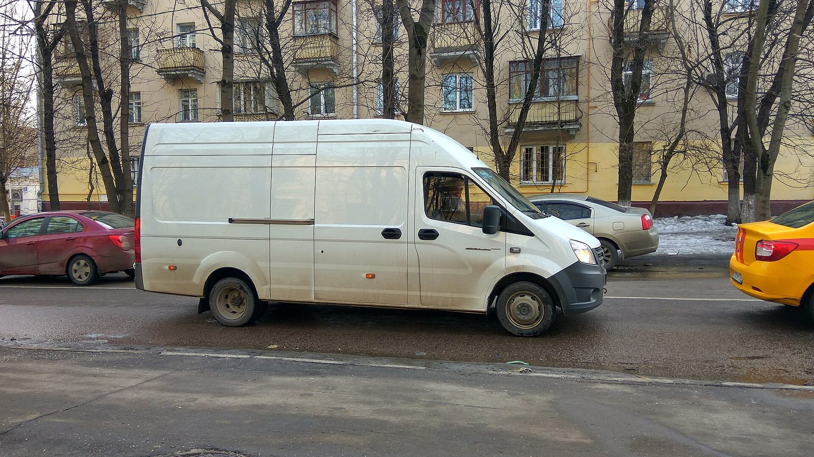Белый фургон на улице