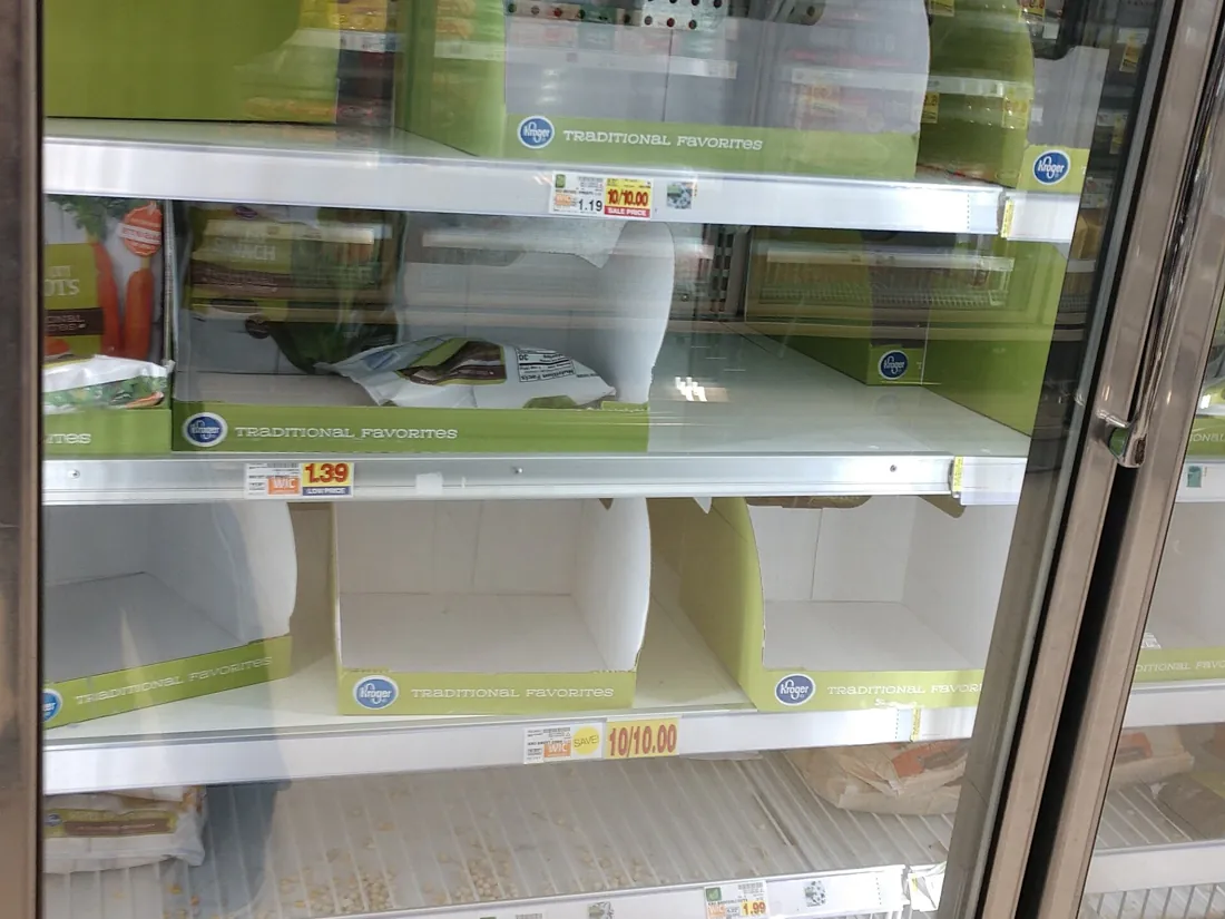 Холодильные шкафы с продуктами в магазине