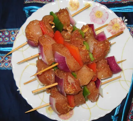 Шашлык с овощами на блюде