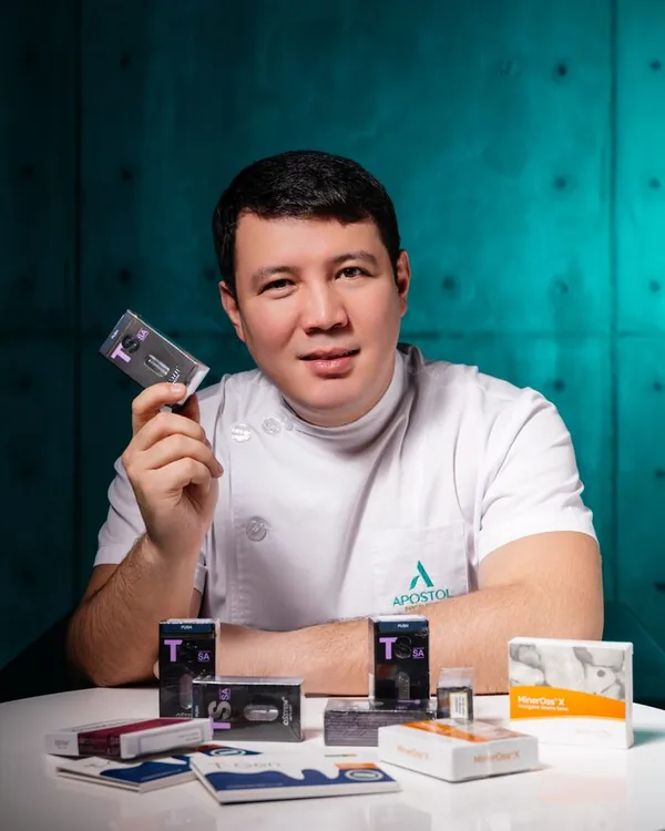 Врач клиники, портрет в бирюзовом свете