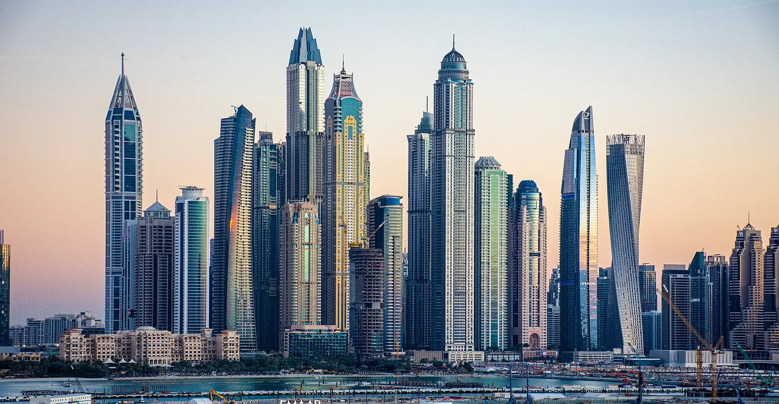 Небоскрёбы Dubai Marina на закате