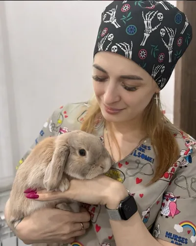 Лидия Калиматова, ветеринарный врач, держит на руках кролика