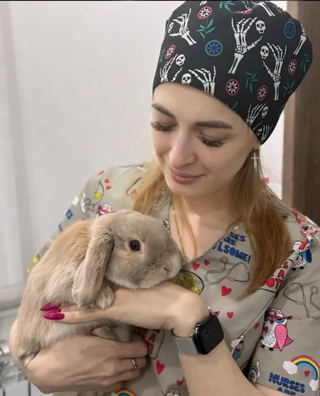Врач клиники с кроликом на руках