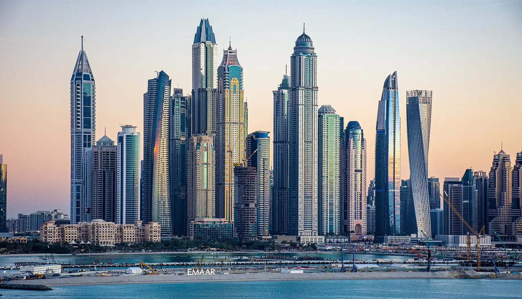 Небоскрёбы Dubai Marina на закате