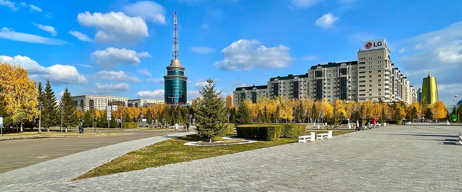 Осенний бульвар в Астане, на горизонте жилые башни